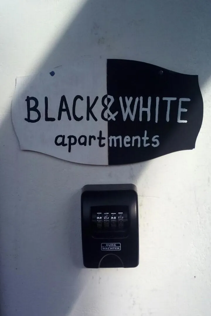 Black & White Apartments - White Eger